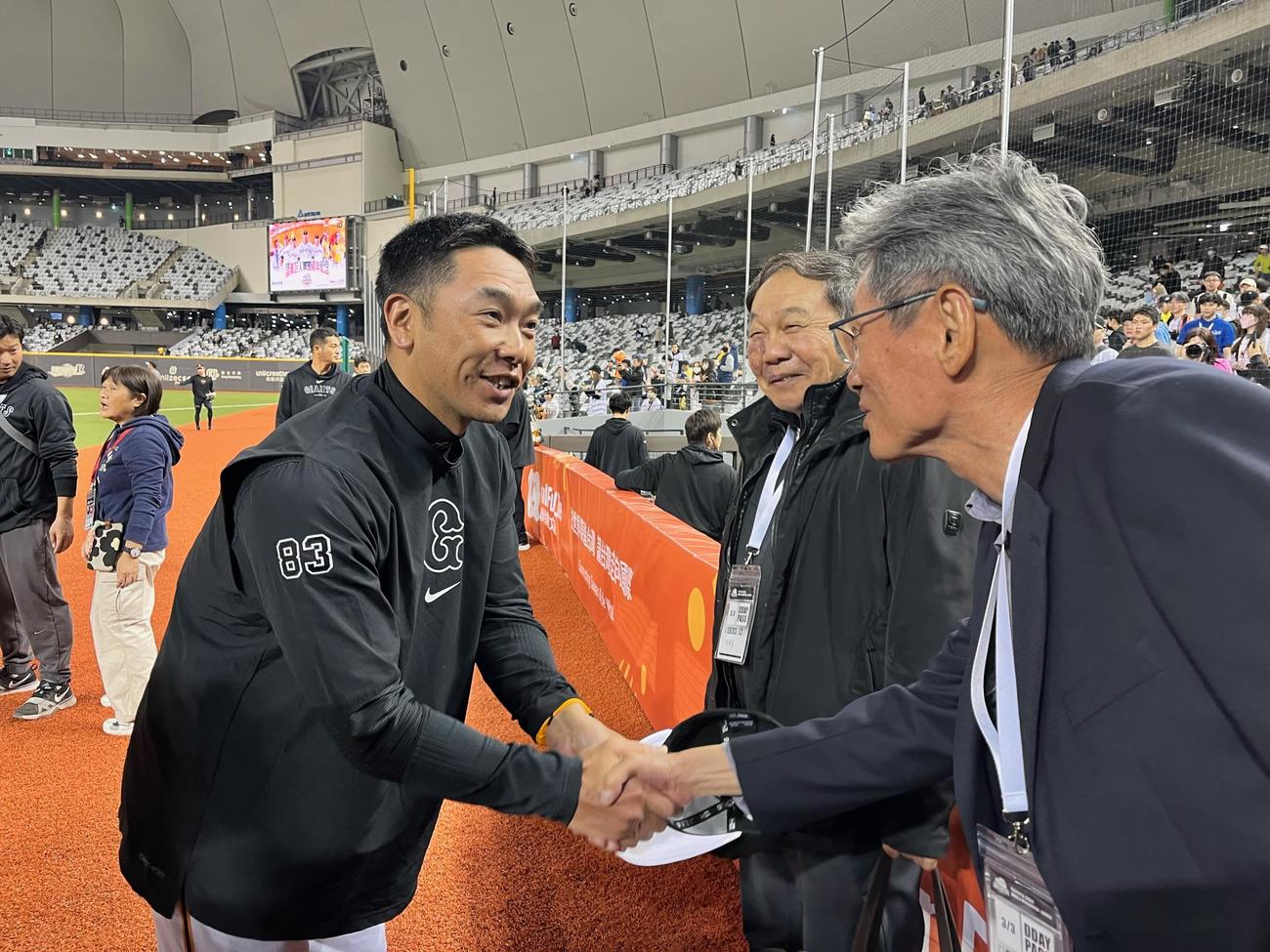 巨人阿部監督は郭泰源氏（右）と握手を交わす（撮影・為田聡史）