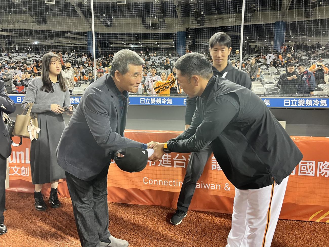 巨人阿部監督は球団OBの呂明賜と握手を交わす（撮影・為田聡史）