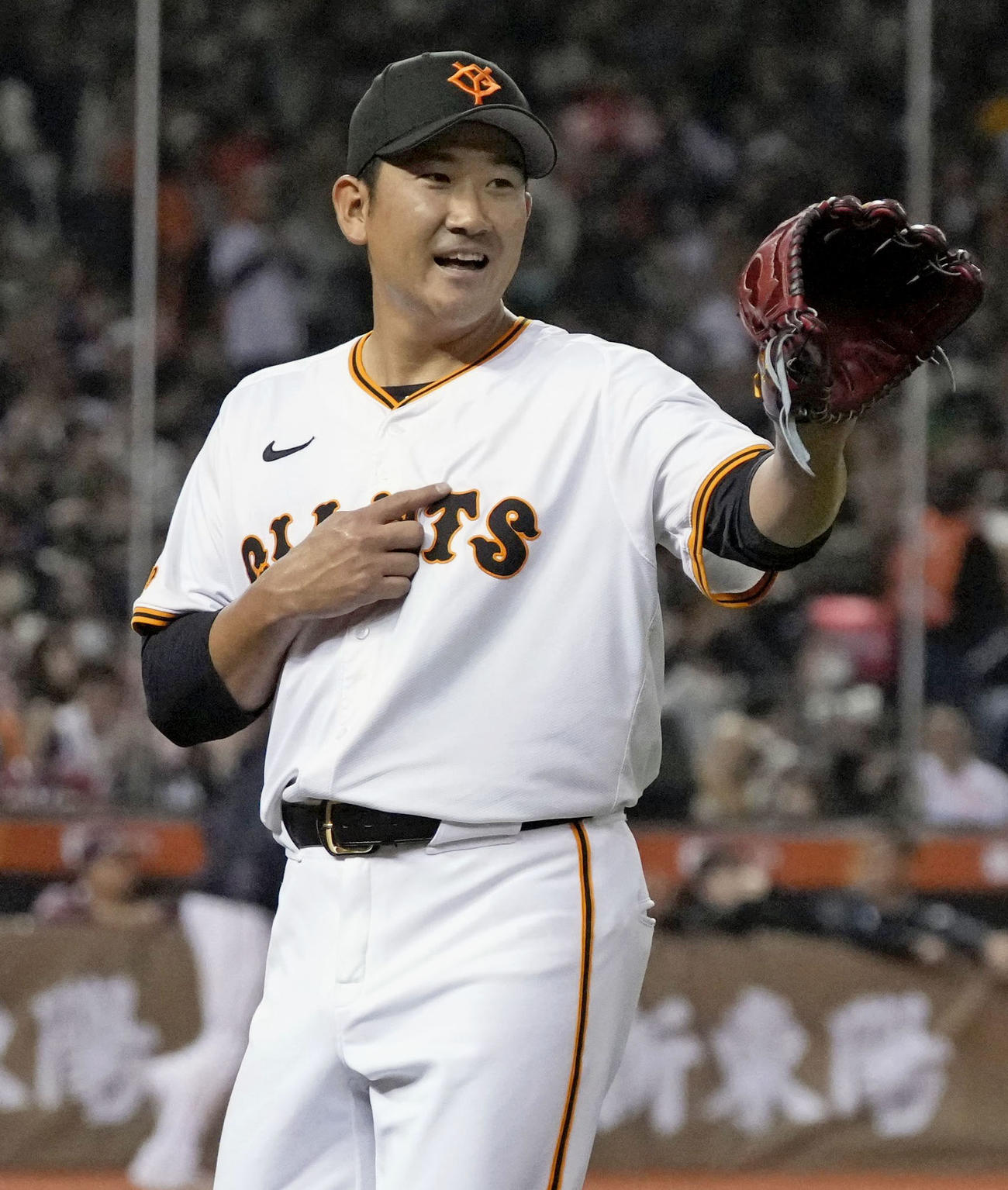 台湾楽天戦に先発し、3回無失点でベンチに戻る巨人菅野（共同）