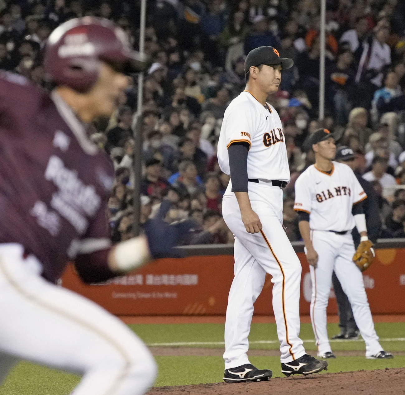 台湾楽天戦の3回、二塁打を許した巨人菅野（共同）