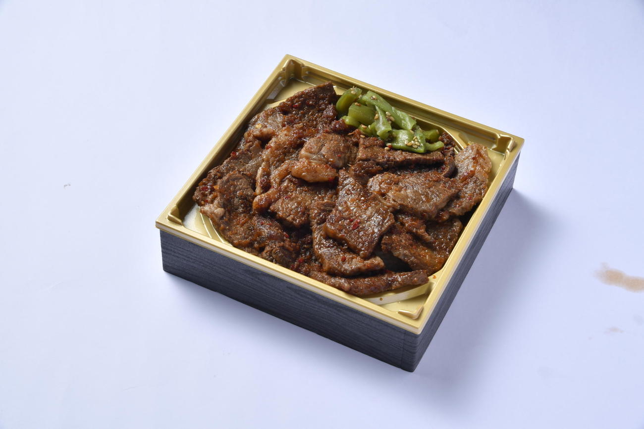 甲子園で「100周年記念グルメ」として発売される「売り切れ御免！黒毛和牛あふれるカルビ丼」（阪神甲子園球場提供）