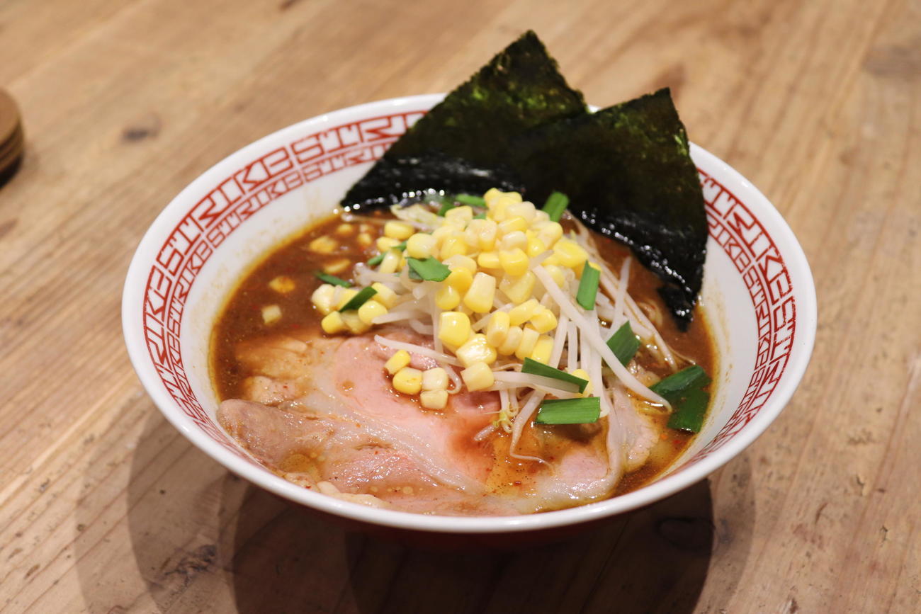 甲子園で「100周年記念グルメ」として発売される月替わりコラボラーメン第1弾「東京スタイルみそらーめん　ど・みそ」コラボ（阪神甲子園球場提供）