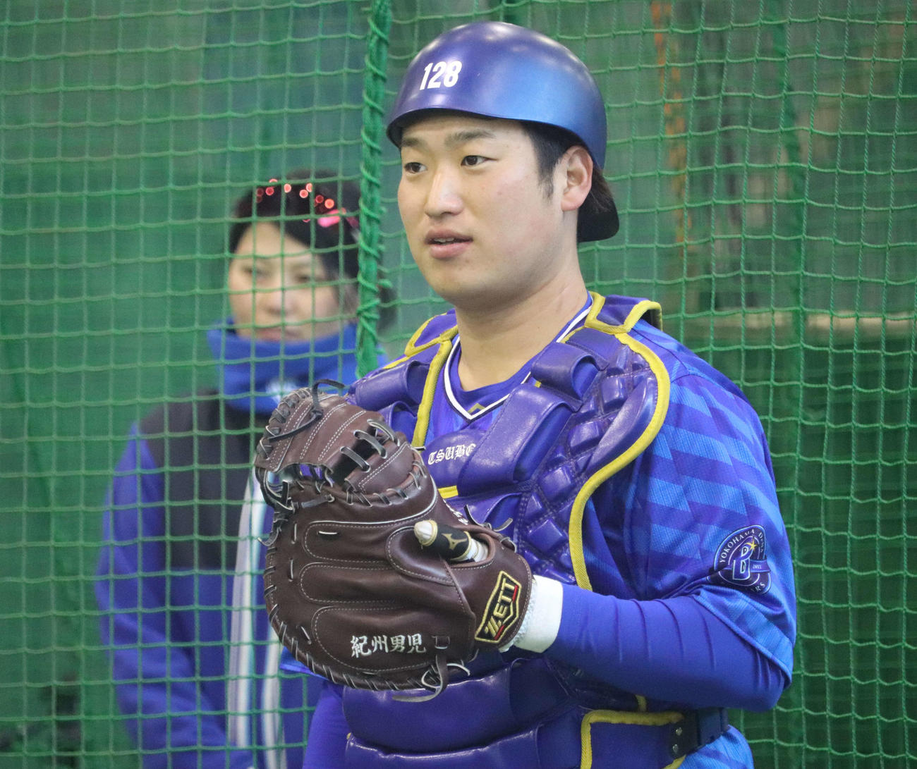 ブルペン入りした中川颯の投球を受けた桐光学園時代の同級生・大坪チームサポーターブルペン捕手兼ファーム用具担当（撮影・小早川宗一郎）