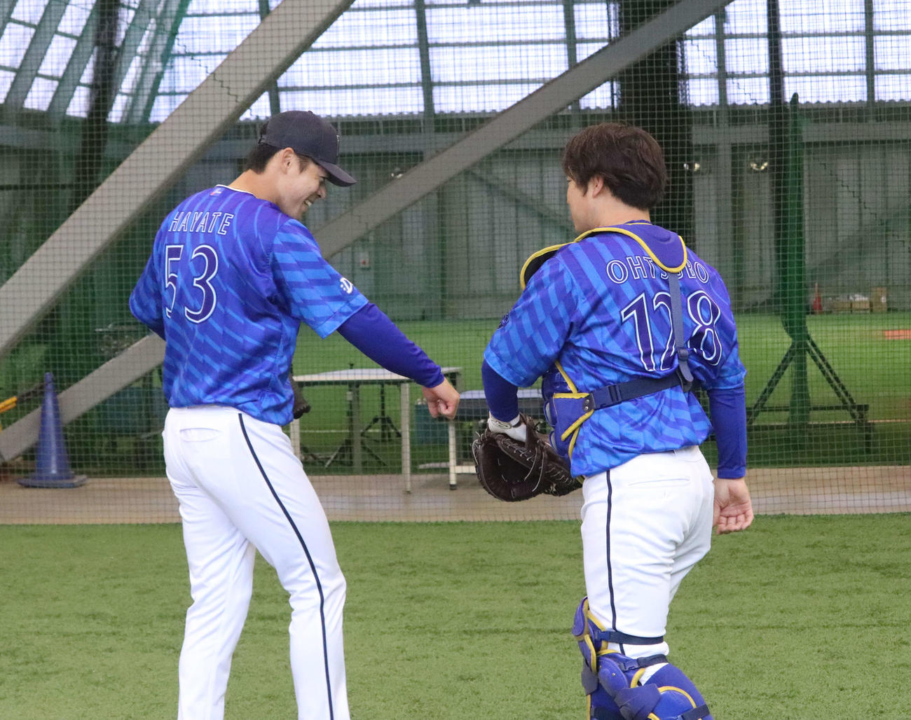 ブルペン入りした中川颯（左）は投球を受けた桐光学園時代の同級生・大坪チームサポーターブルペン捕手兼ファーム用具担当とグータッチ（撮影・小早川宗一郎）