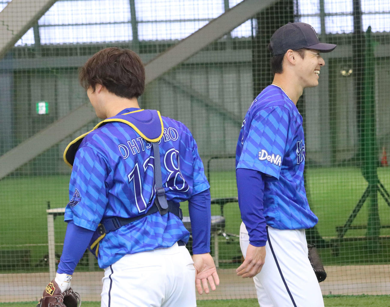 ブルペン入りした中川颯（右）は投球を受けた桐光学園時代の同級生・大坪チームサポーターブルペン捕手兼ファーム用具担当とグータッチ（撮影・小早川宗一郎）