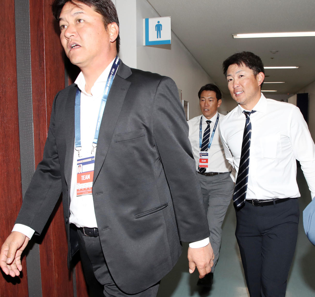 欧州代表対くふうハヤテベンチャーズ静岡　ネット裏から試合を視察する左から金子ヘッドコーチ、井端監督、梵コーチ（撮影・加藤哉）