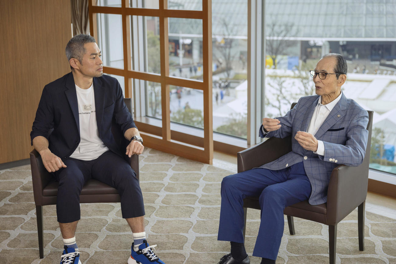 世界少年野球推進財団理事長の王貞治氏（右）の話を真剣な表情で聞くイチロー氏