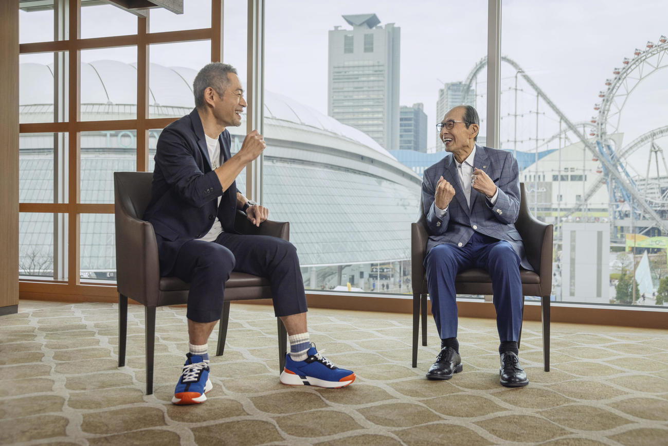 話で盛り上がる世界少年野球推進財団理事長の王貞治氏（右）とイチロー氏