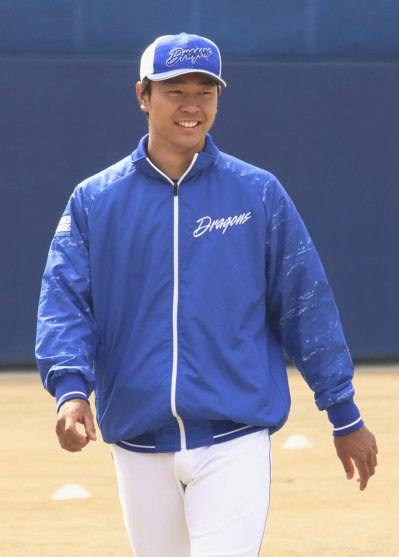 笑顔で調整する中日高橋宏（共同）