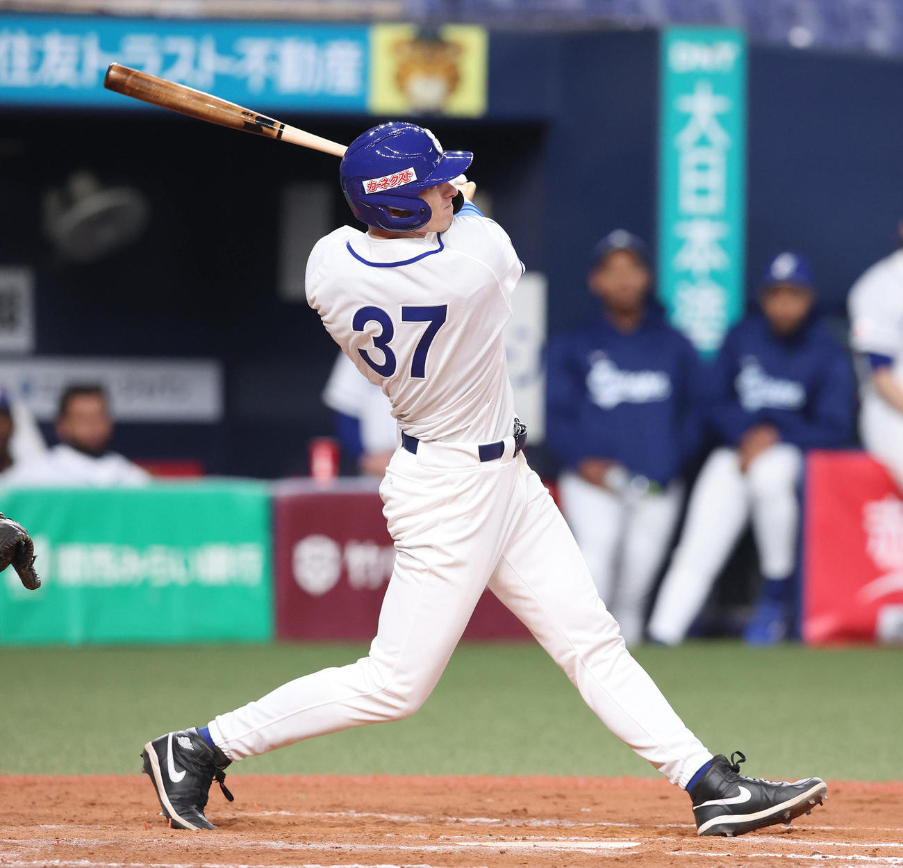 練習試合欧州代表対ハヤテ　8回裏欧州代表2死一、三塁、マレク・フルプは中越え3点本塁打を放つ（撮影・白石智彦）