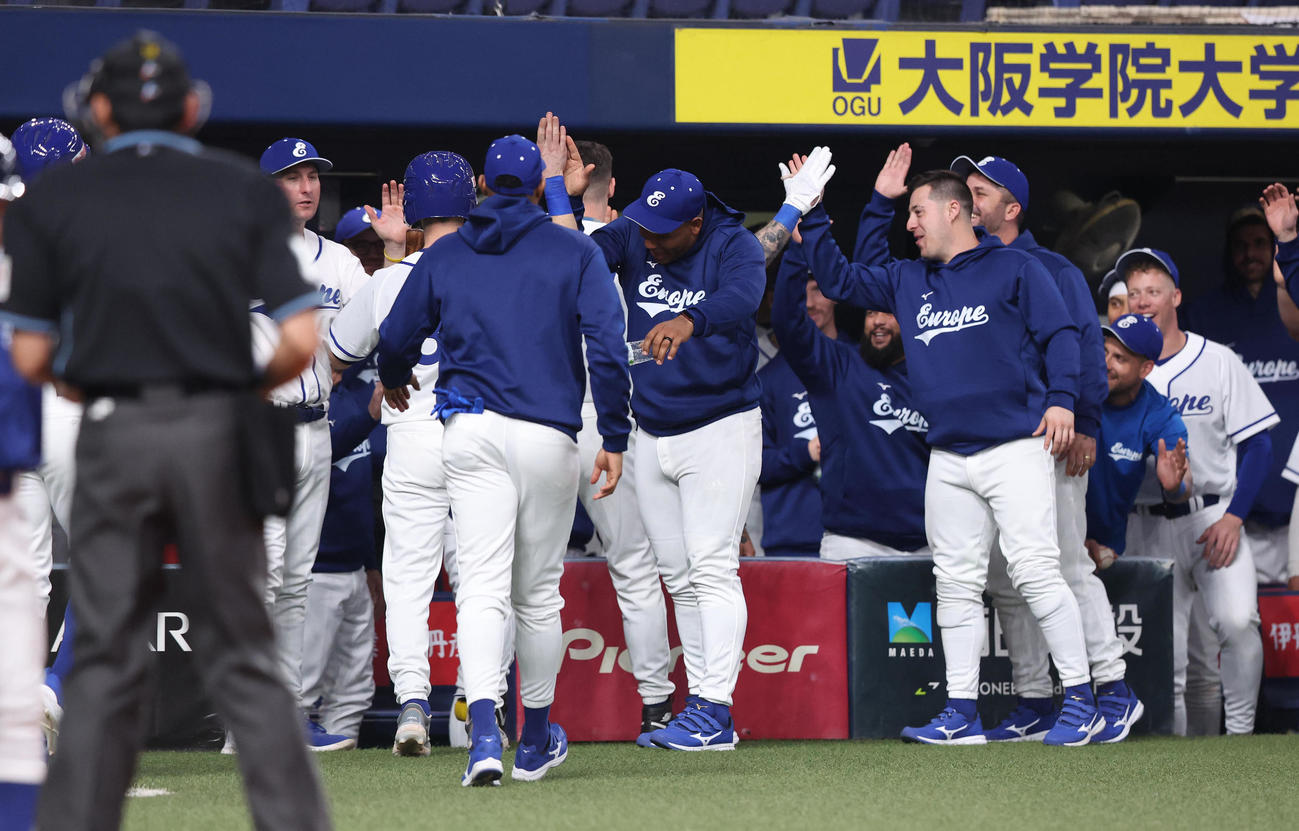 練習試合欧州代表対ハヤテ　8回裏欧州代表2死一、三塁、マレク・フルプは中越え3点本塁打を放ちナインからハイタッチで歓迎される（撮影・白石智彦）