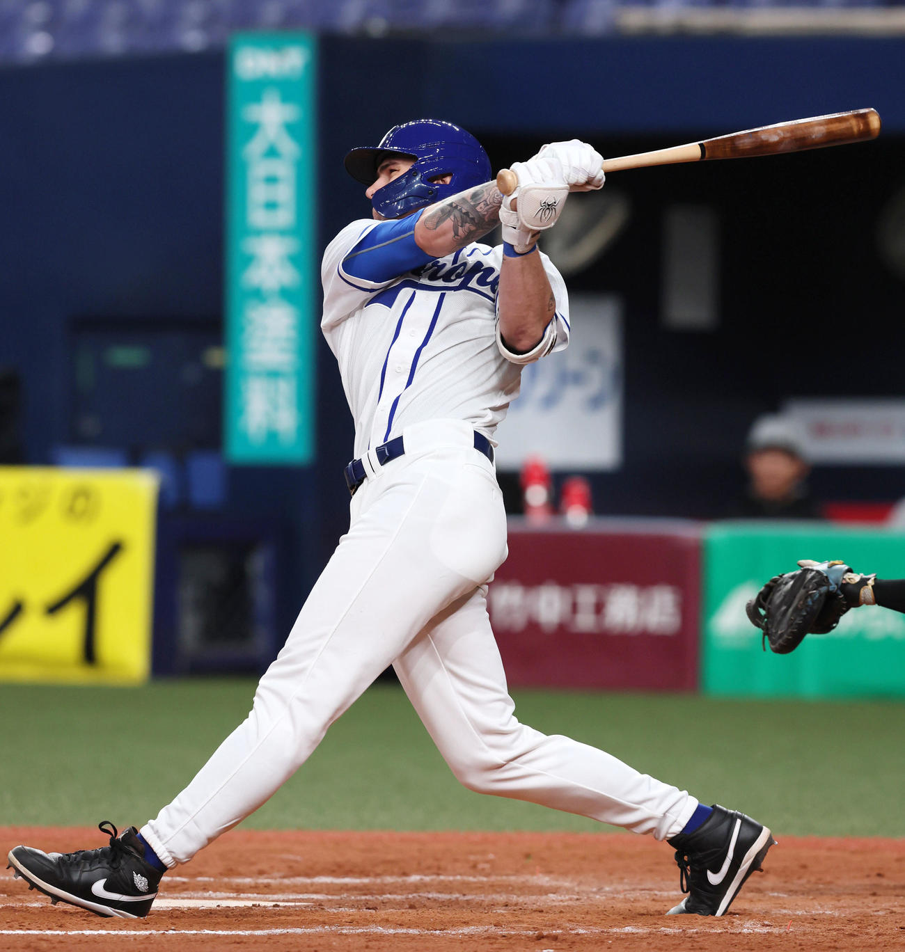 欧州代表対くふうハヤテベンチャーズ静岡　8回裏欧州代表2死一、三塁、フルプは左中間越え3点本塁打を放つ（撮影・加藤哉）