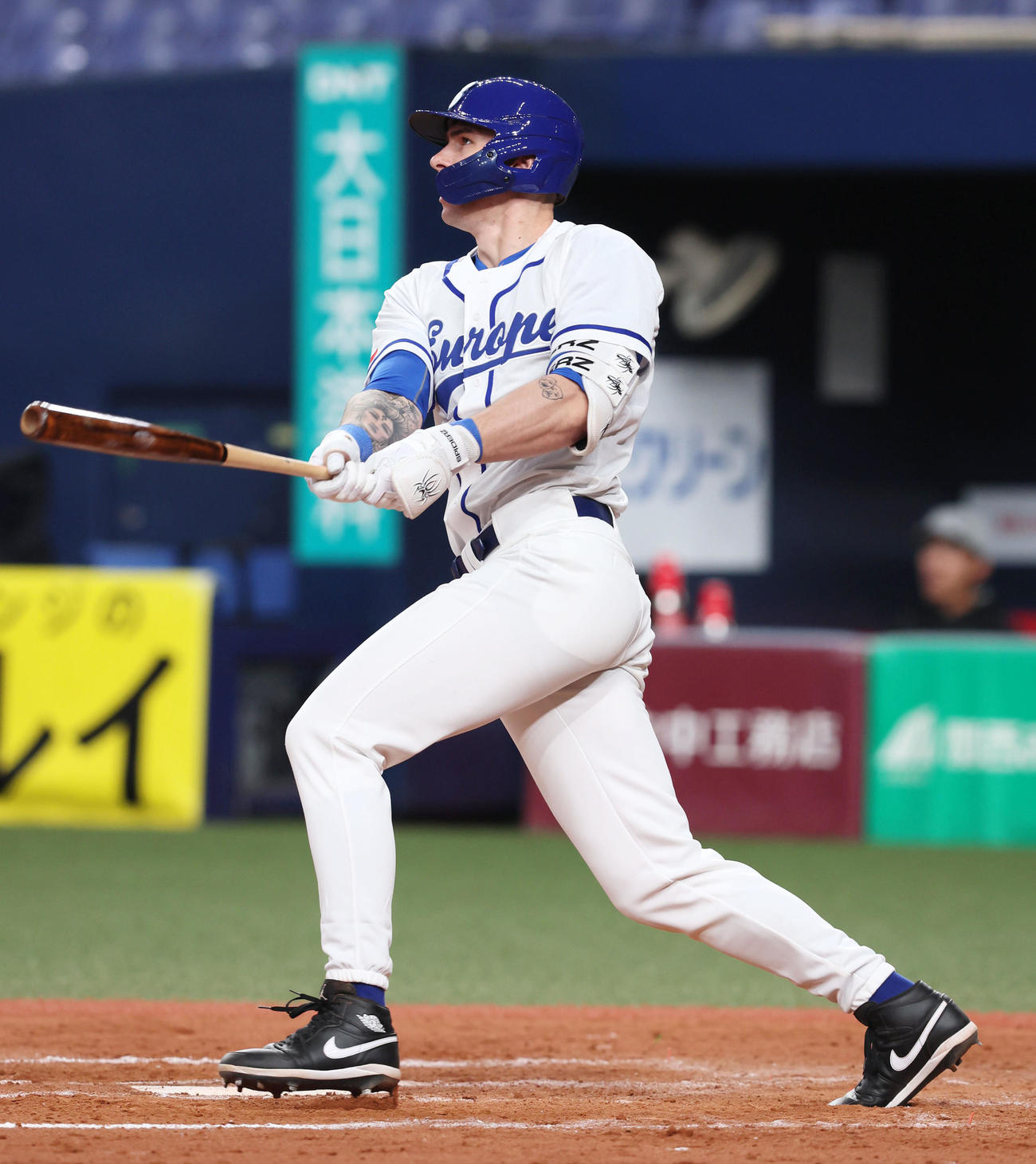 欧州代表対くふうハヤテベンチャーズ静岡　8回裏欧州代表2死一、三塁、フルプは左中間越え3点本塁打を放つ（撮影・加藤哉）