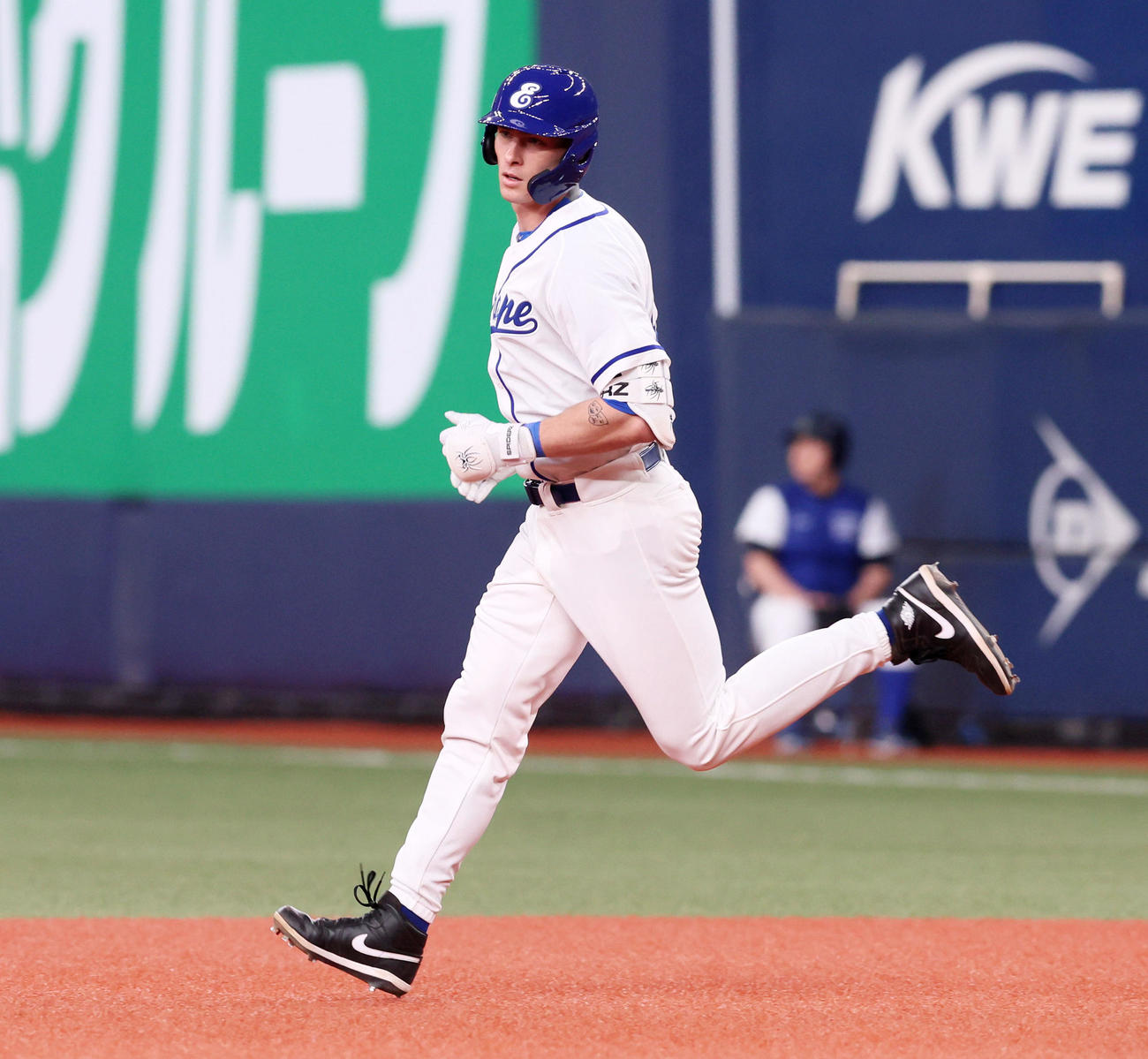 欧州代表対くふうハヤテベンチャーズ静岡　8回裏欧州代表2死一、三塁、フルプは左中間越え3点本塁打を放ちダイヤモンドを1周する（撮影・加藤哉）