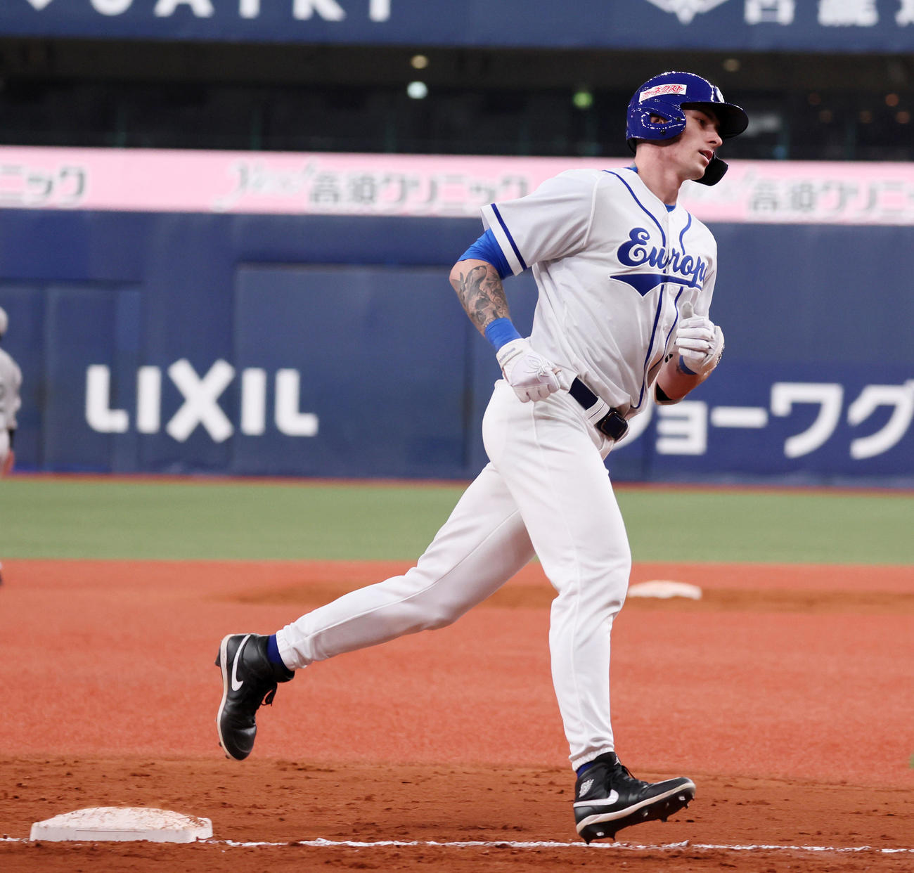 欧州代表対くふうハヤテベンチャーズ静岡　8回裏欧州代表2死一、三塁、フルプは左中間越え3点本塁打を放ちダイヤモンドを1周する（撮影・加藤哉）