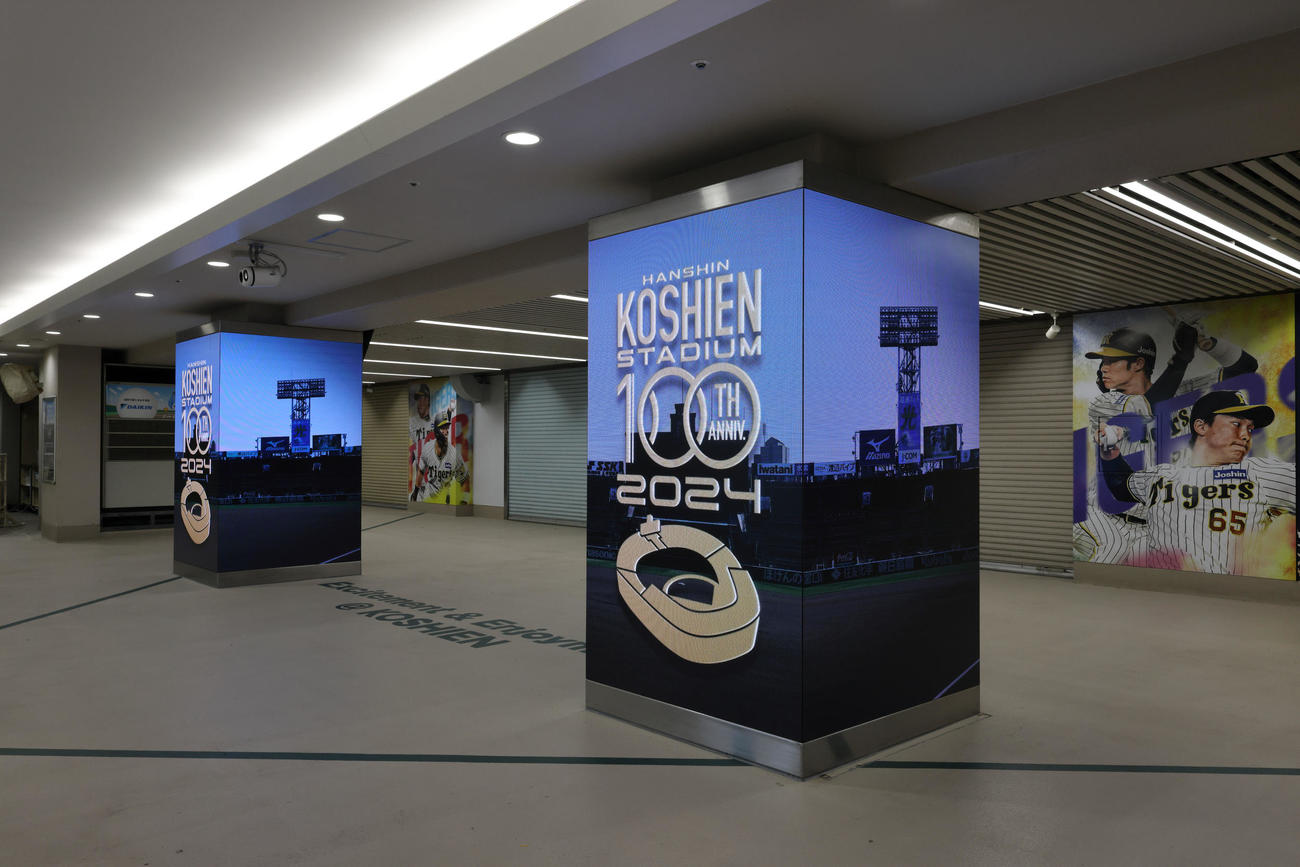 阪神甲子園球場に施された100周年オリジナルの装飾（阪神甲子園球場提供）