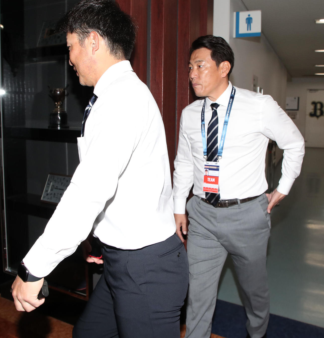 欧州代表対くふうハヤテベンチャーズ静岡　ネット裏から試合を視察する井端監督、左は梵コーチ（撮影・加藤哉）