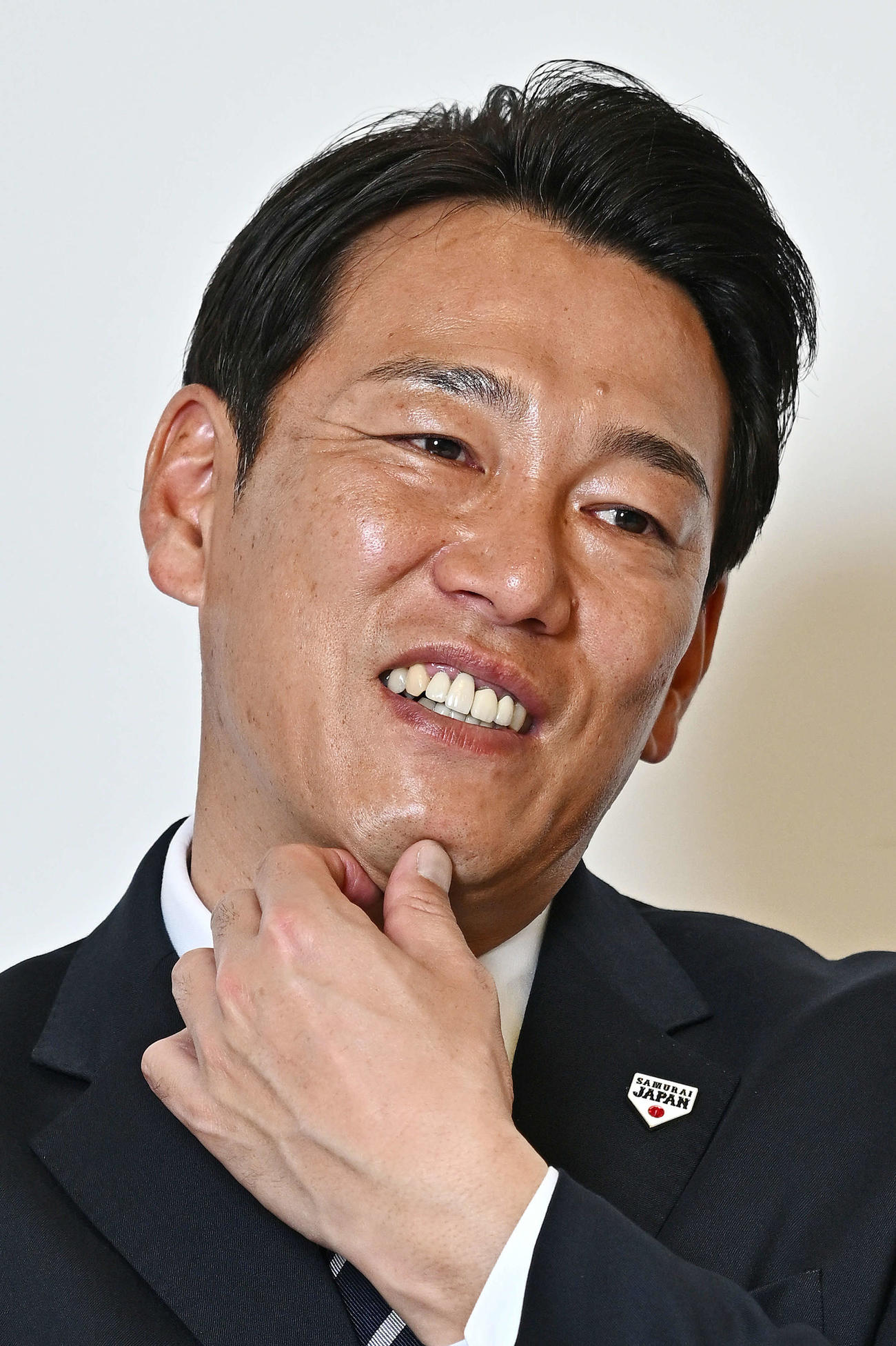 インタビューに応じる侍ジャパン井端監督（撮影・滝沢徹郎）