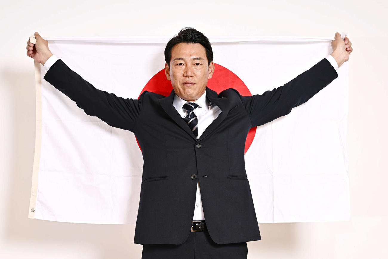 日の丸を背にポーズを決める侍ジャパン井端監督（撮影・滝沢徹郎）
