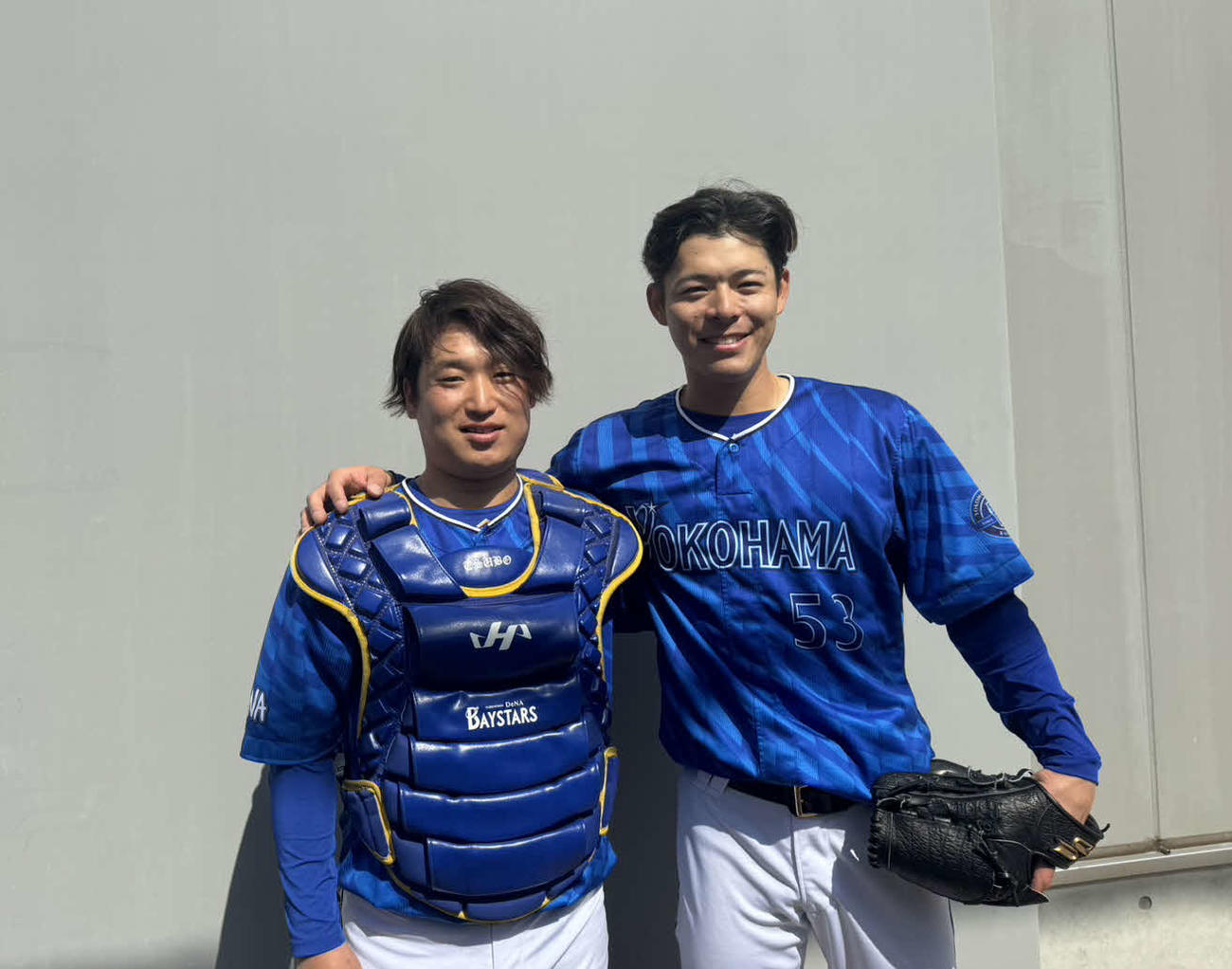 ブルペン入りした中川颯（右）は投球を受けた桐光学園時代の同級生・大坪チームサポーターブルペン捕手兼ファーム用具担当と記念撮影（撮影・小早川宗一郎）