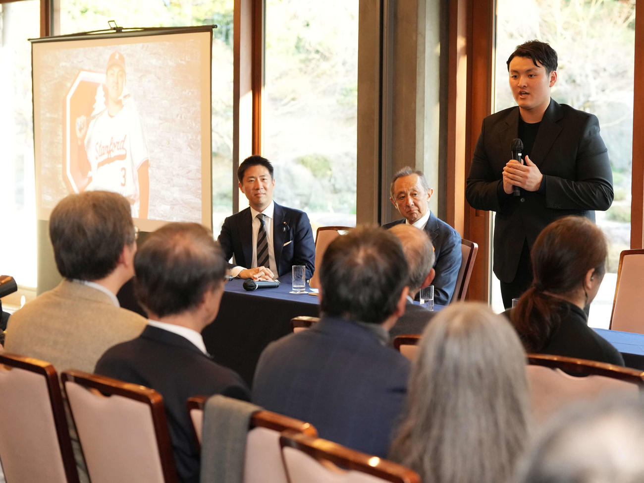 日本スタンフォード協会が主催した壮行会であいさつする花巻東を卒業した佐々木（撮影・小沢裕）