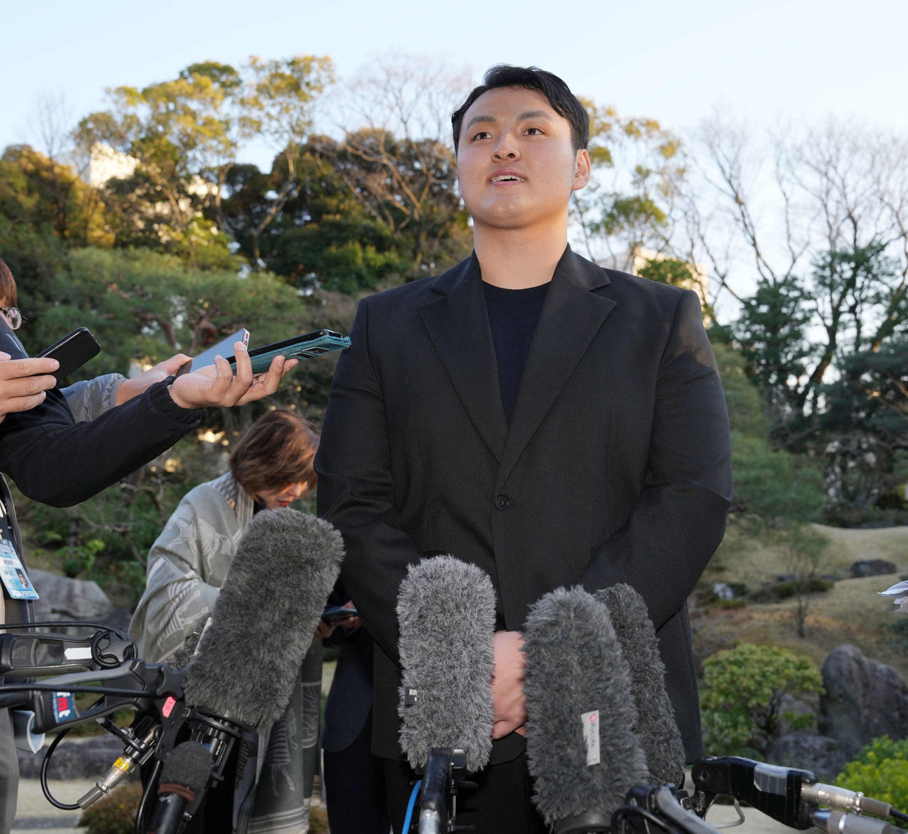 日本スタンフォード協会が主催した壮行会に臨み会見する花巻東を卒業した佐々木（撮影・小沢裕）
