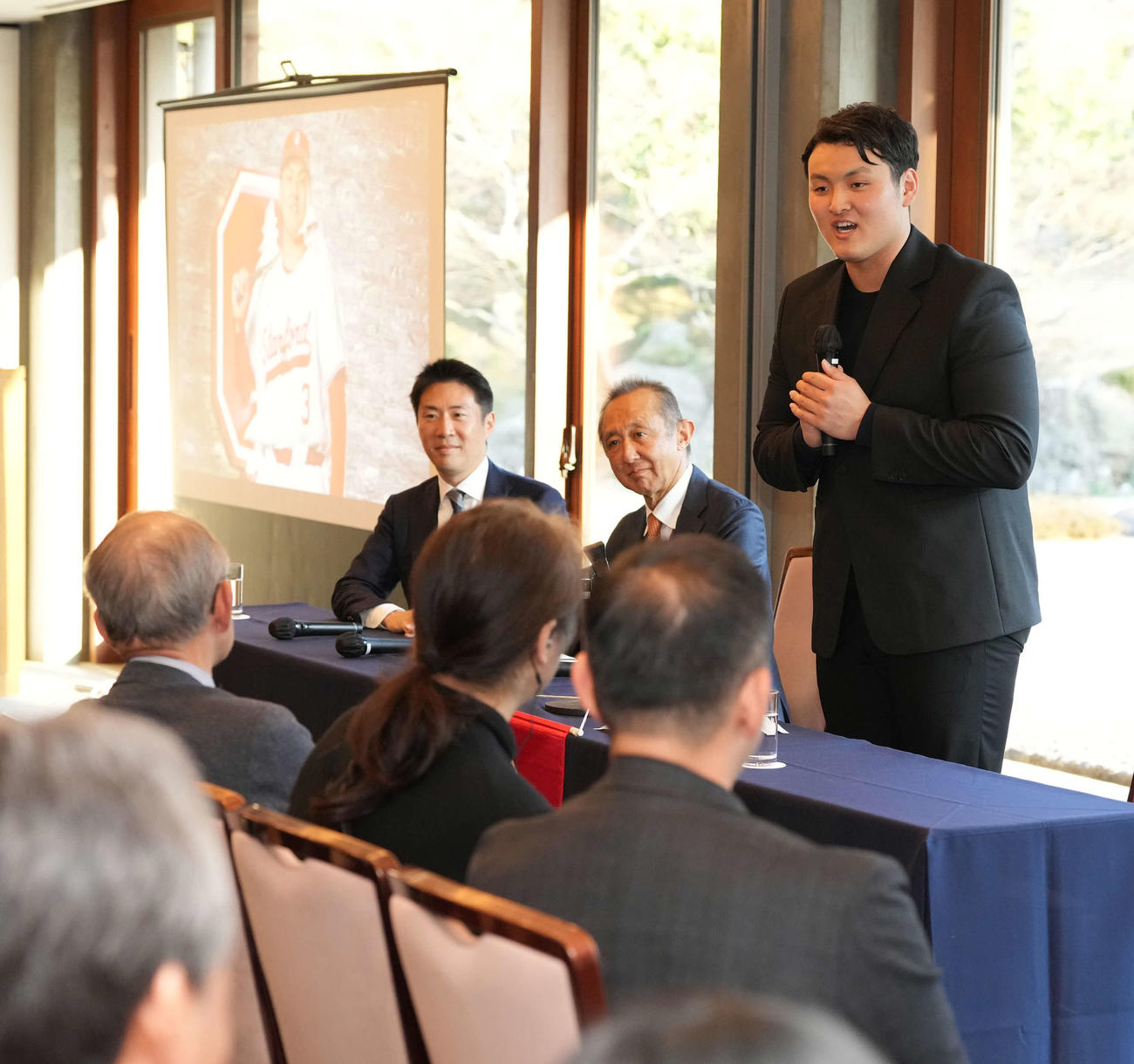 日本スタンフォード協会が主催した壮行会であいさつする佐々木（撮影・小沢裕）