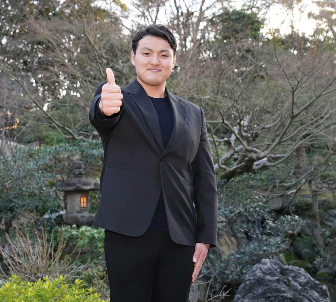 日本スタンフォード協会が主催した壮行会に臨みサムズアップを披露する花巻東を卒業した佐々木（撮影・小沢裕）