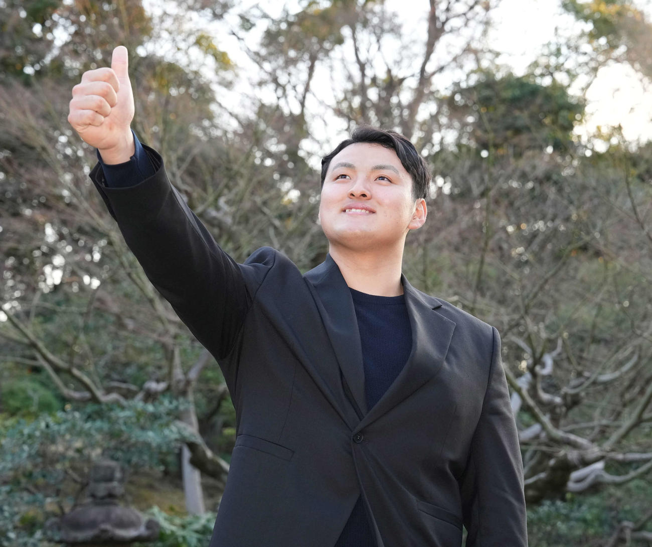 日本スタンフォード協会が主催した壮行会に臨みサムズアップを披露する佐々木（撮影・小沢裕）