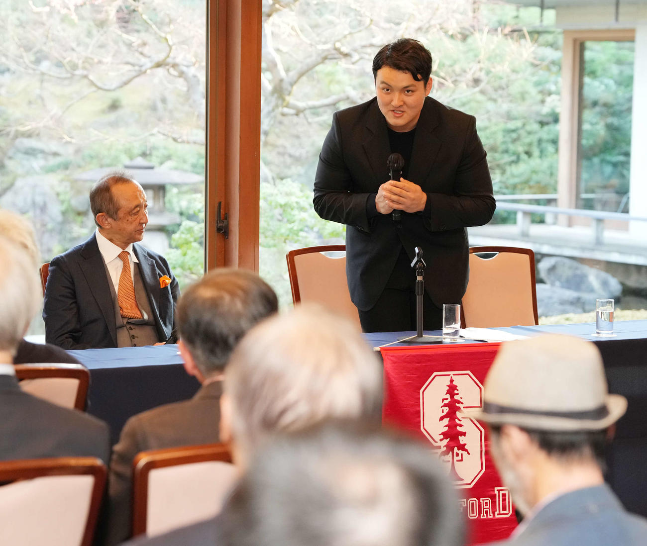 日本スタンフォード協会が主催した壮行会であいさつする花巻東を卒業した佐々木（撮影・小沢裕）