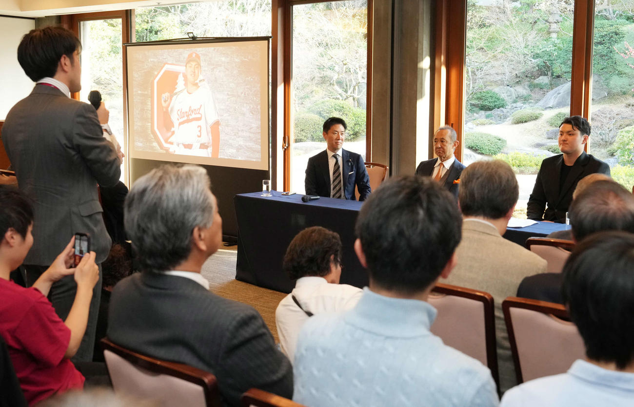 日本スタンフォード協会が主催した壮行会に臨み参加者からの激励に耳を傾ける花巻東を卒業した佐々木（右奥）（撮影・小沢裕）