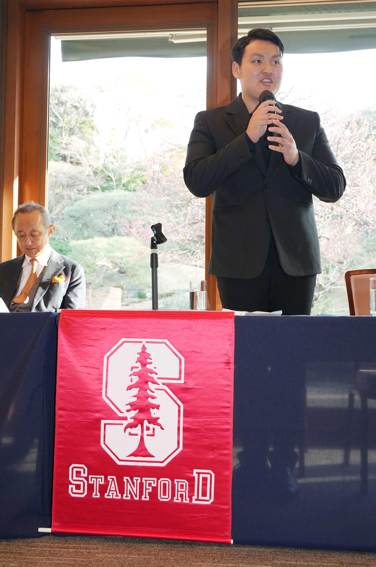 日本スタンフォード協会が主催した壮行会であいさつする佐々木（撮影・小沢裕）