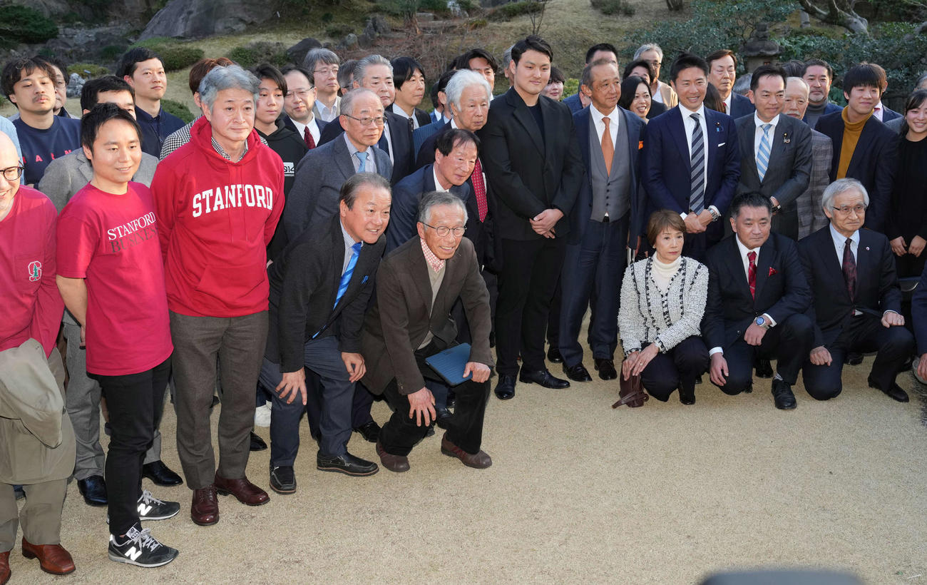 日本スタンフォード協会が主催した壮行会で参加者と記念撮影する佐々木（中央）（撮影・小沢裕）