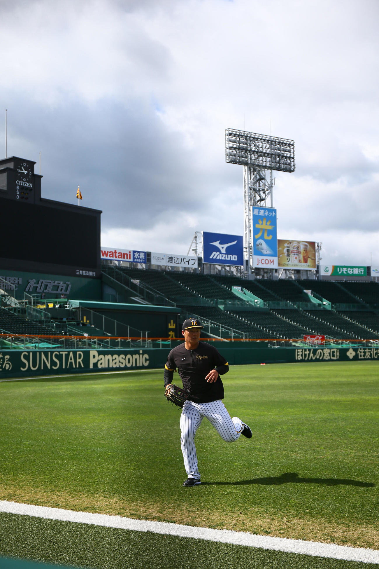 1日、甲子園で守備練習する阪神前川（撮影・上山淳一）