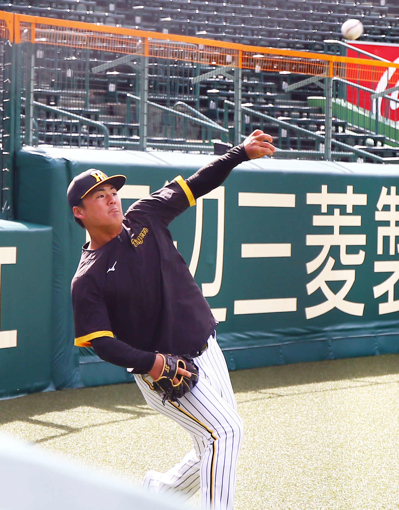 1日、甲子園でノックを受ける阪神前川
