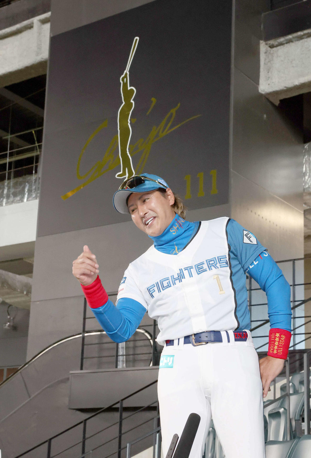2月29日、レフトスタンドに新たに設置された看板の前で話す日本ハム新庄監督（撮影・黒川智章）