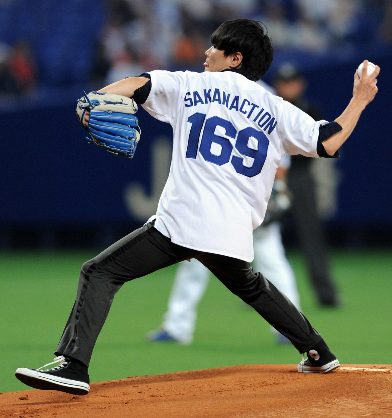 2011年9月8日の巨人戦で始球式を務めるサカナクションの山口一郎