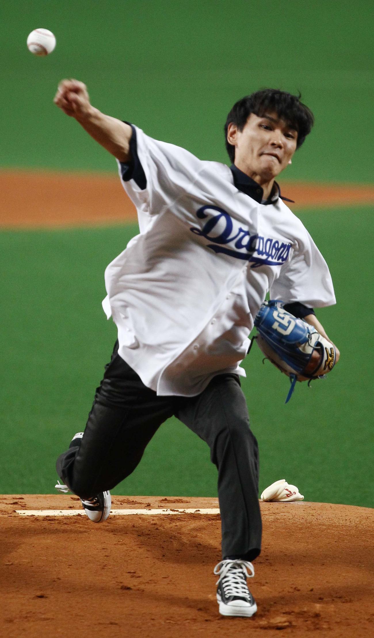 2011年9月8日の巨人戦で始球式を務めるサカナクションの山口一郎