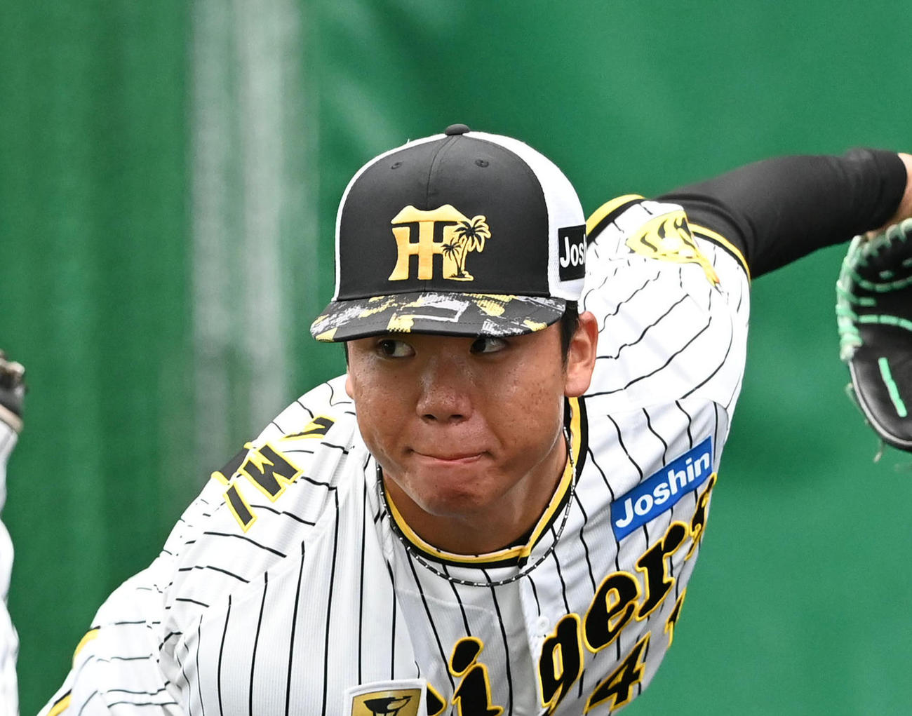 ブルペンで投球練習を行う阪神村上（撮影・前岡正明）