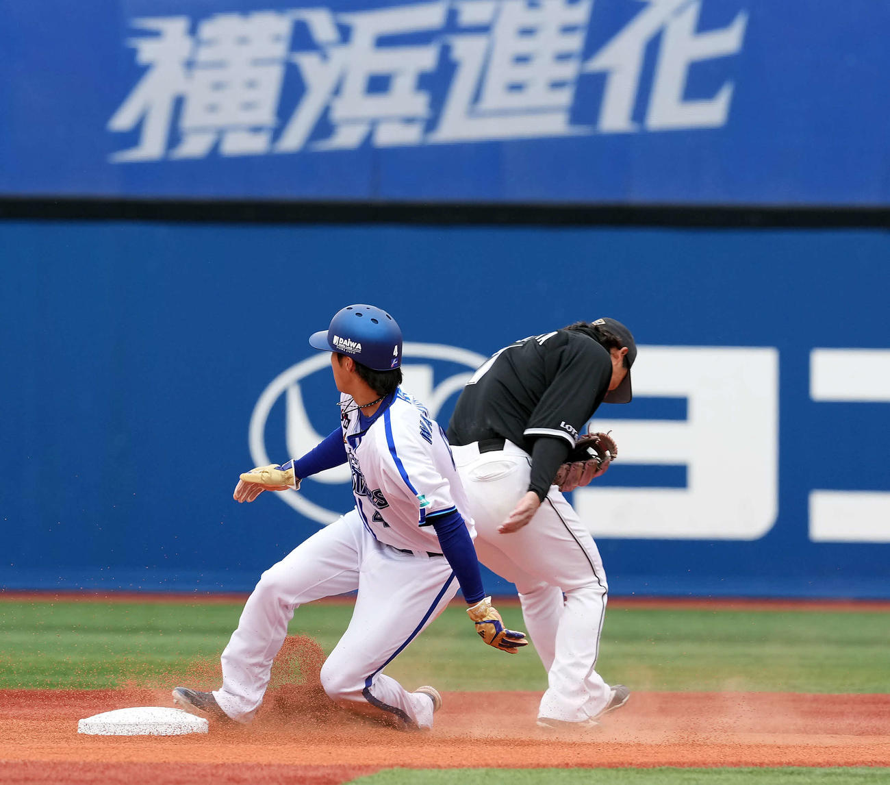 DeNA対ロッテ　1回裏DeNA無死一塁、二盗を決める度会（撮影・たえ見朱実）
