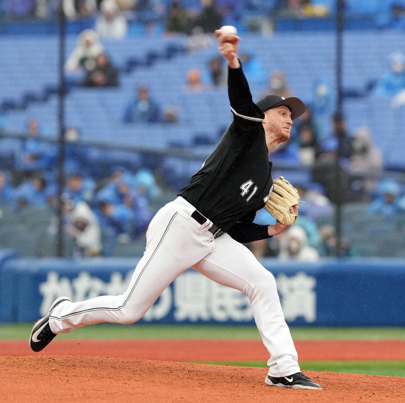 DeNA対ロッテ　4回からマウンドに上がったロッテのダイクストラ（撮影・たえ見朱実）