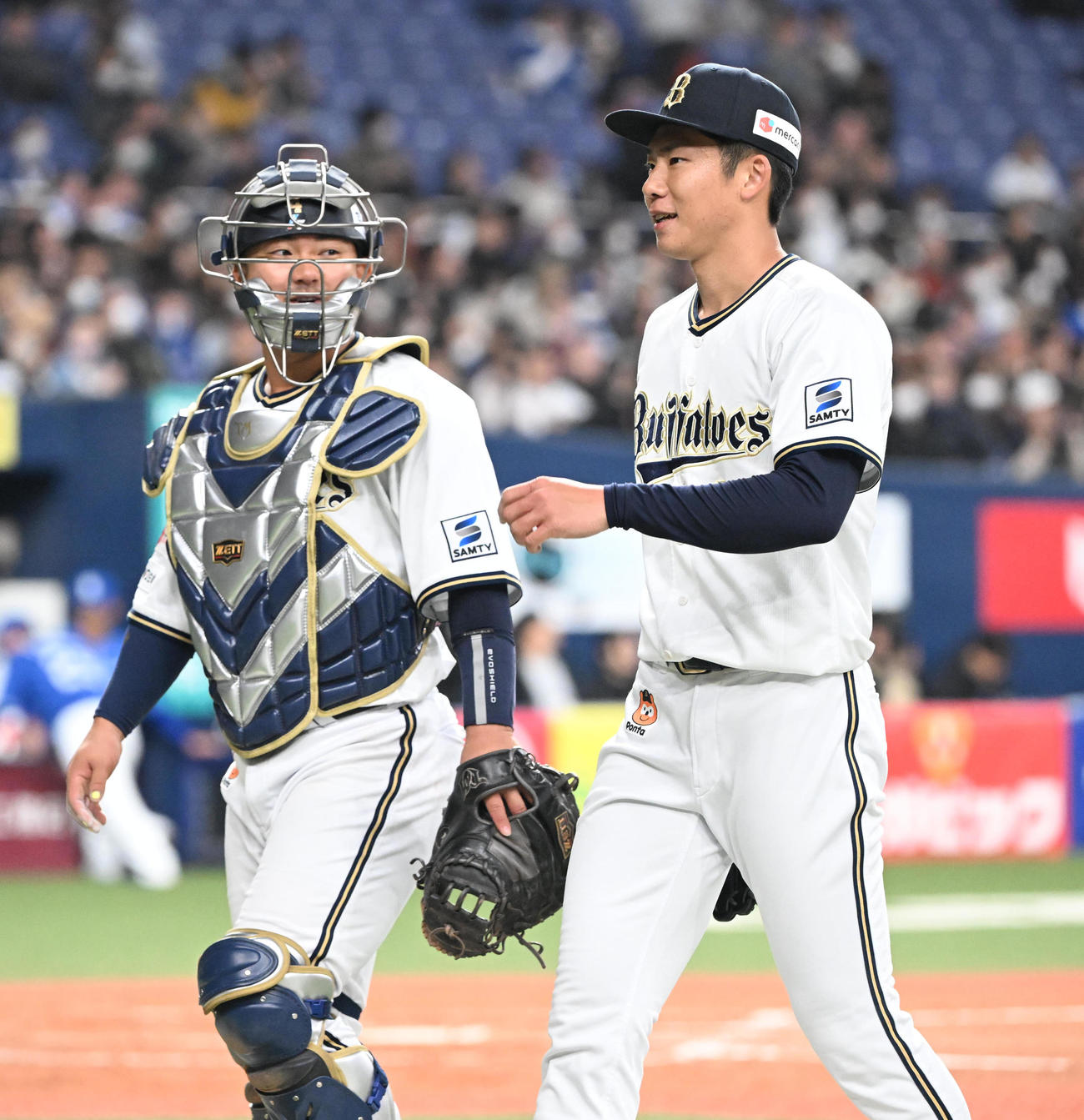 オリックス対中日　4回を投げ終え、、捕手森（左）と笑顔でベンチに戻る曽谷（撮影・和賀正仁）