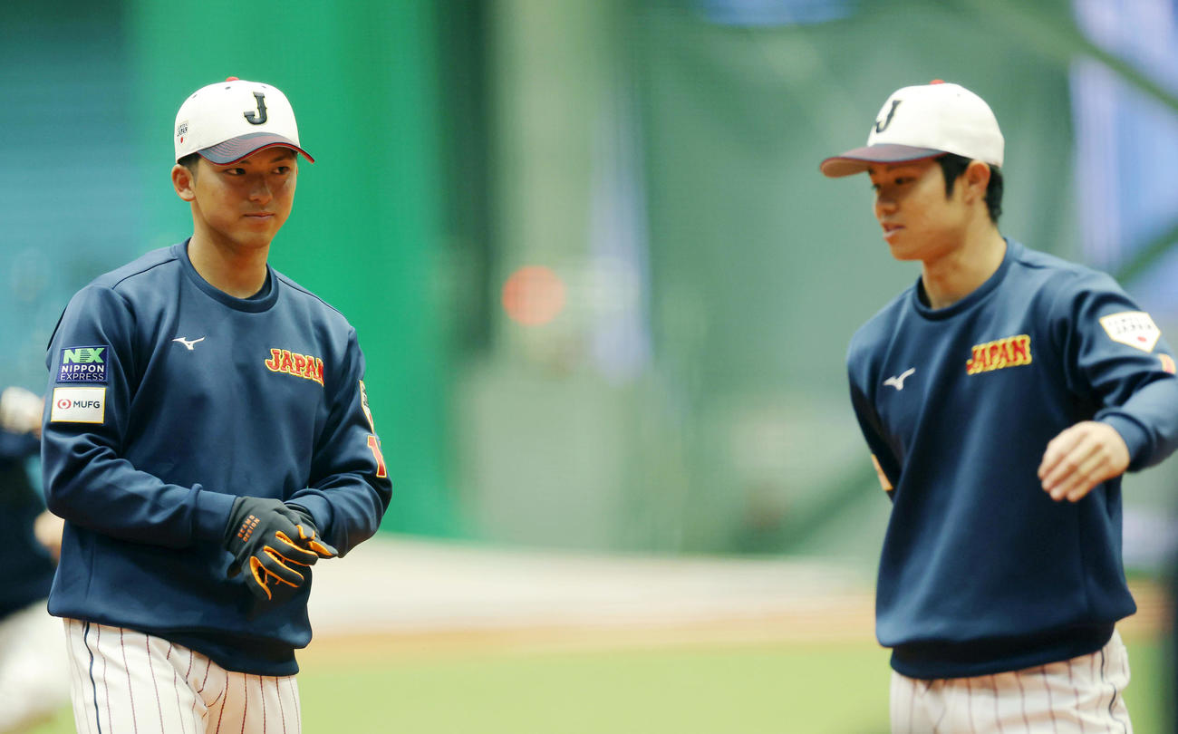 練習開始前、中野（右）と言葉を交わす宗山（撮影・前田充）