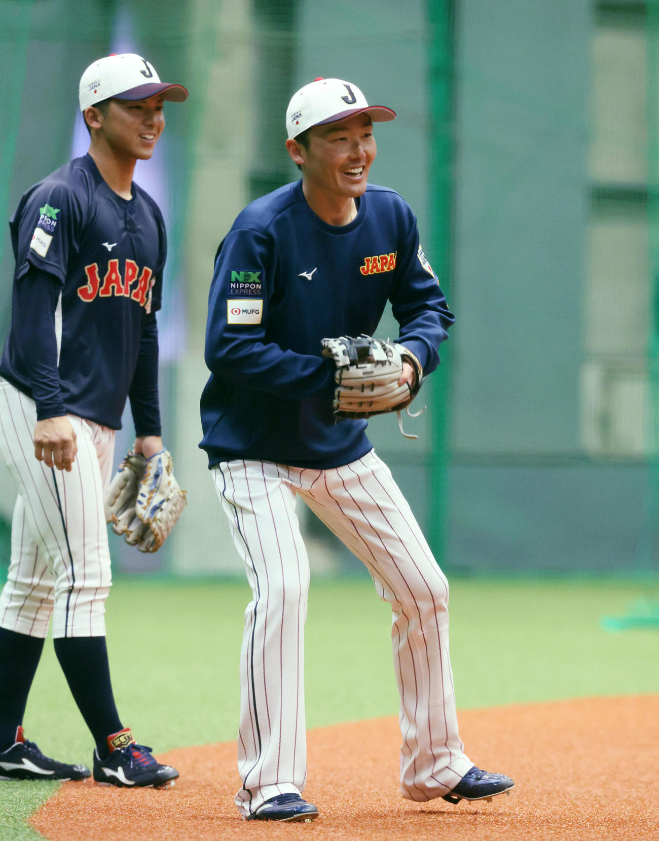 守備練習で笑顔を見せる源田。左は宗山（撮影・加藤哉）