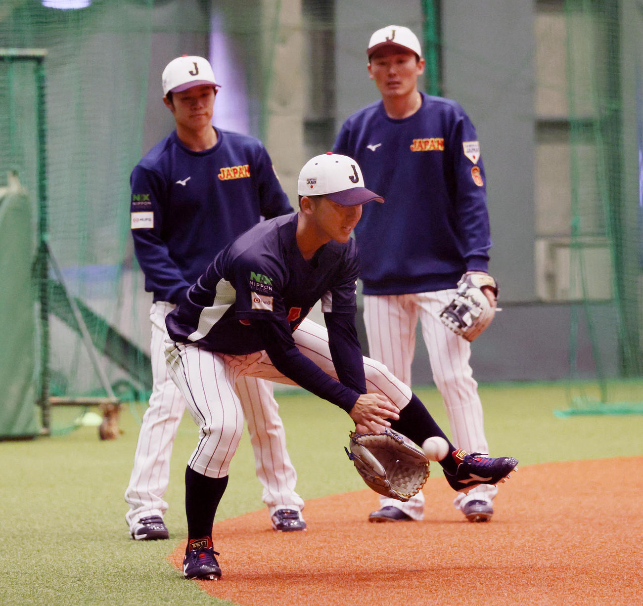 侍ジャパンの練習が行われ中野（左）、源田（右）とともにノックを受ける宗山（撮影・加藤哉）