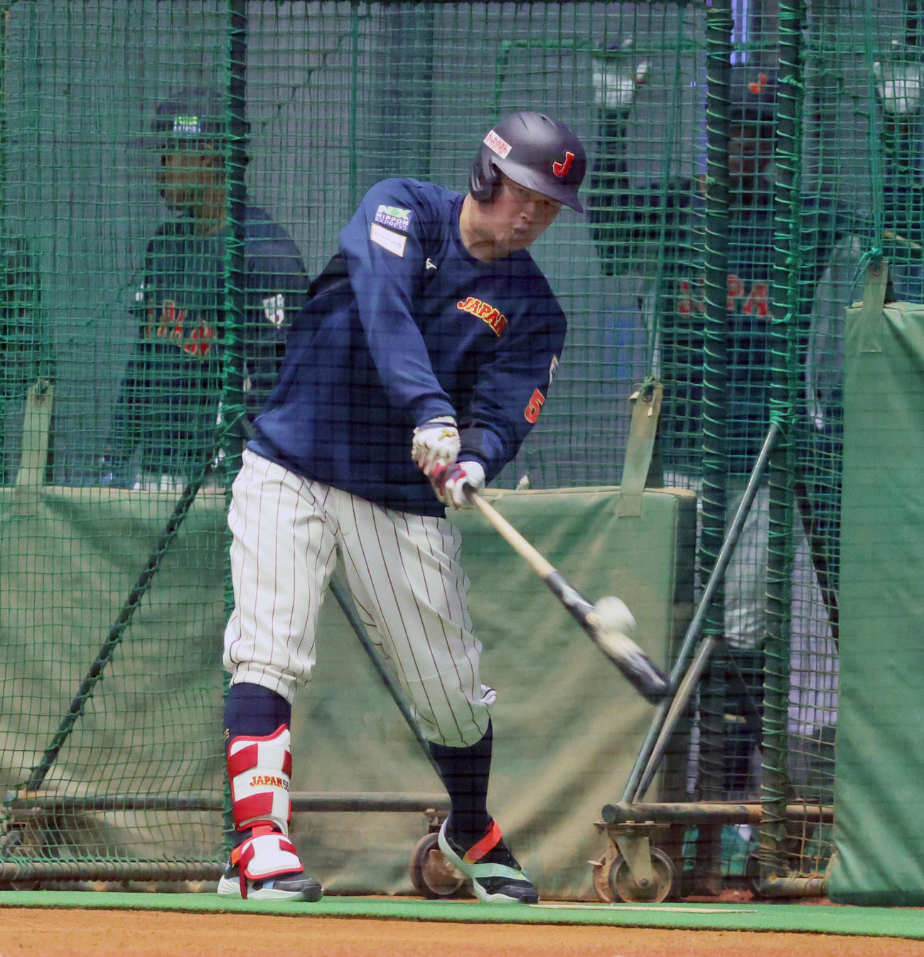 打撃練習を行う村上（撮影・加藤哉）