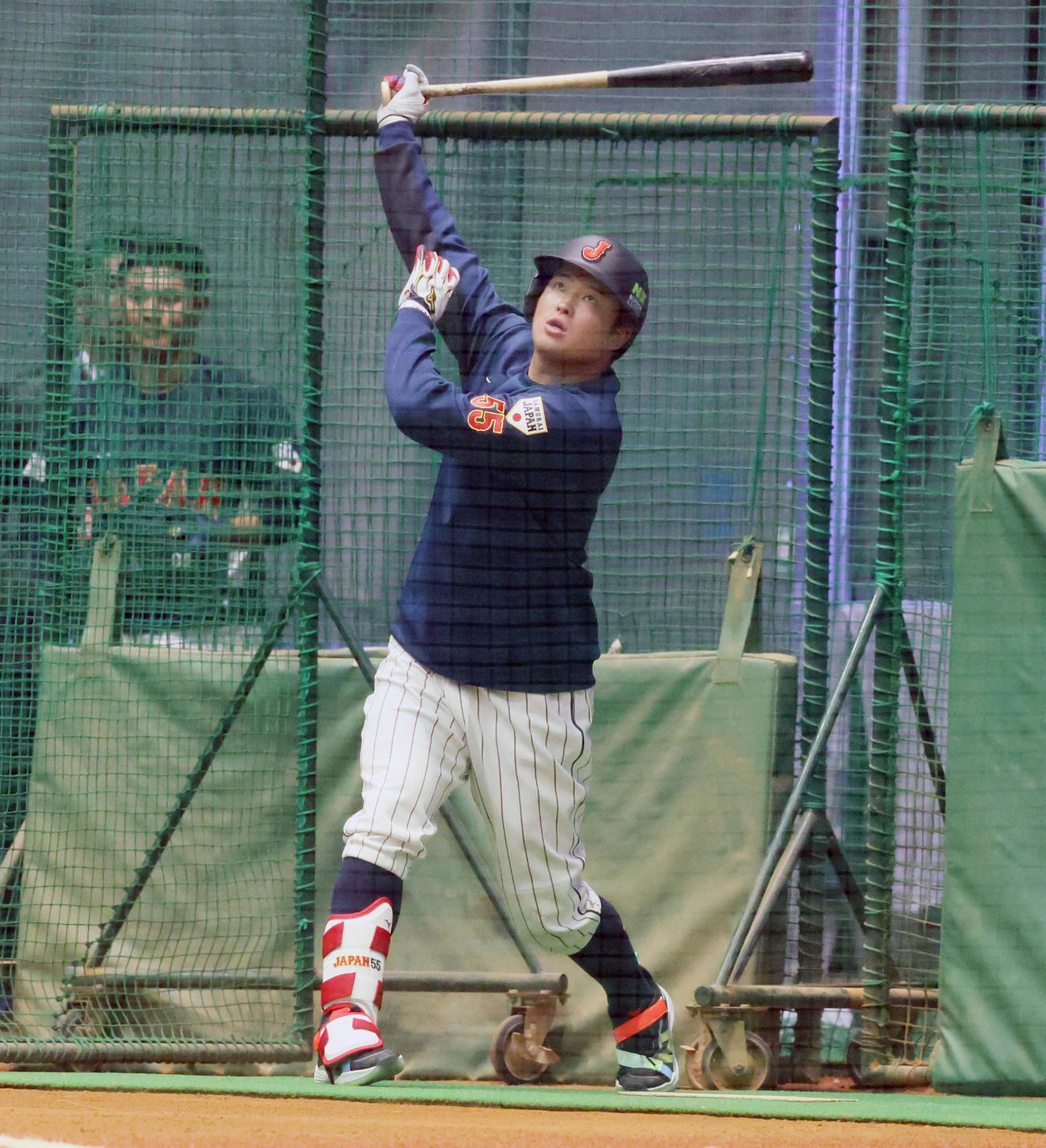 打撃練習を行う村上（撮影・加藤哉）