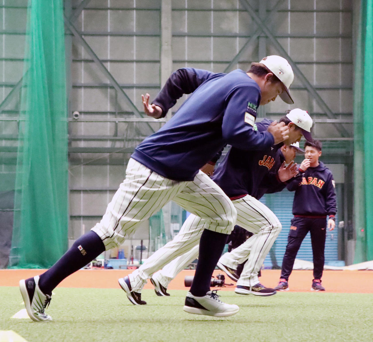 ウオーミングアップでショートダッシュのスタートを切る村上（撮影・加藤哉）