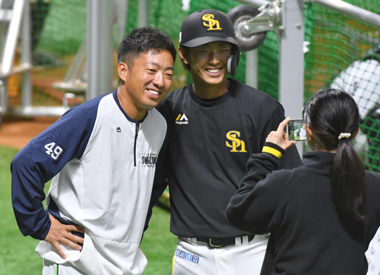 ソフトバンク対ヤクルト　試合前、ヤクルト嘉弥真（左）と記念撮影するソフトバンク今宮（撮影・岩下翔太）