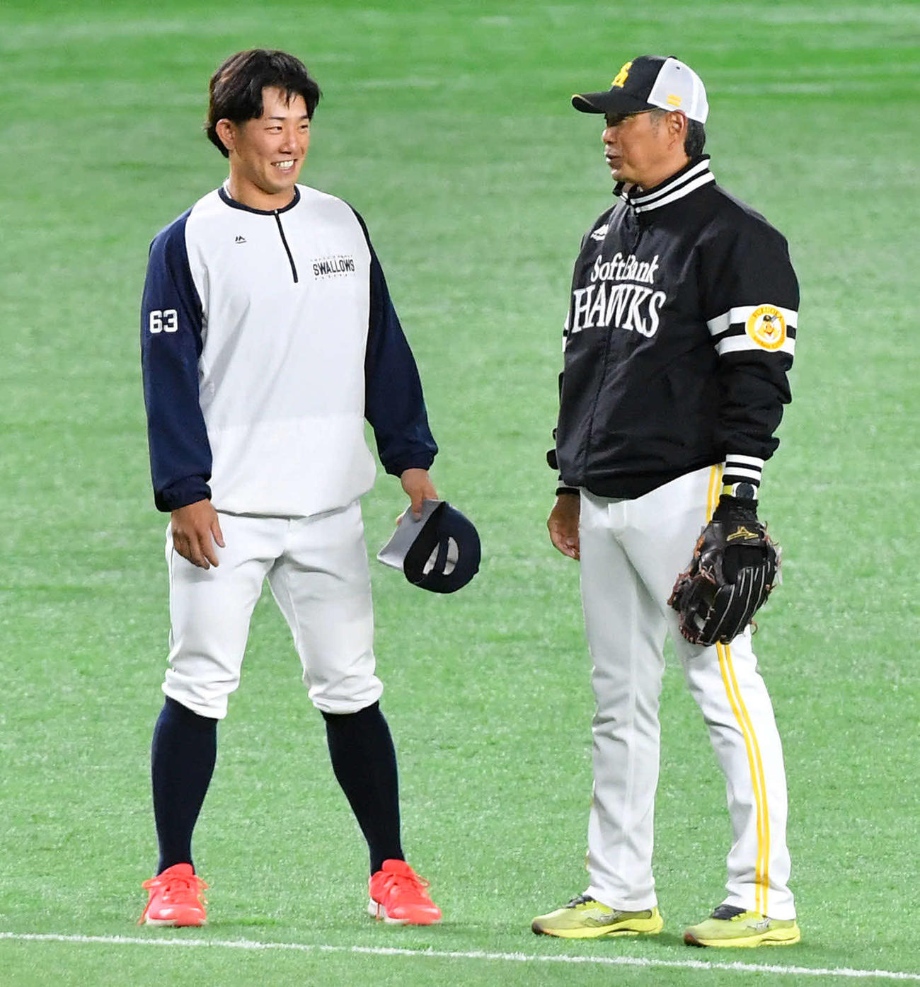 ソフトバンク対ヤクルト　試合前、ソフトバンク小久保監督（右）と笑顔で話すヤクルト増田（撮影・岩下翔太）